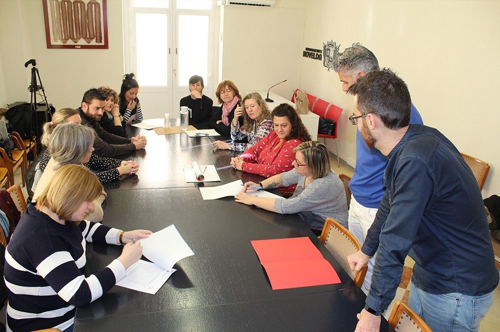 Ayuntamiento de Novelda 01-10 Se firma el convenio de colaboración entre Ayuntamiento y las  AMPA para la organización de los Juegos Escolares 