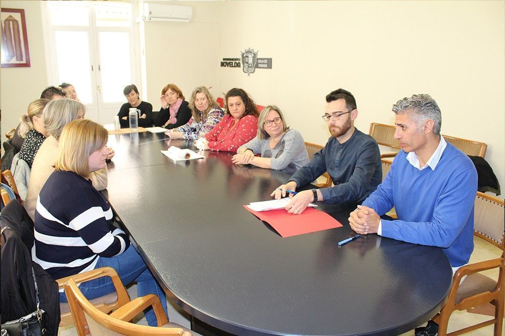 Ayuntamiento de Novelda 03-4 Se firma el convenio de colaboración entre Ayuntamiento y las  AMPA para la organización de los Juegos Escolares 