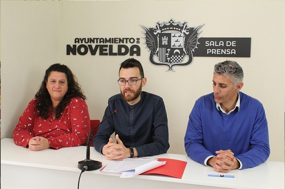 Ayuntamiento de Novelda 04-4 Se firma el convenio de colaboración entre Ayuntamiento y las  AMPA para la organización de los Juegos Escolares 