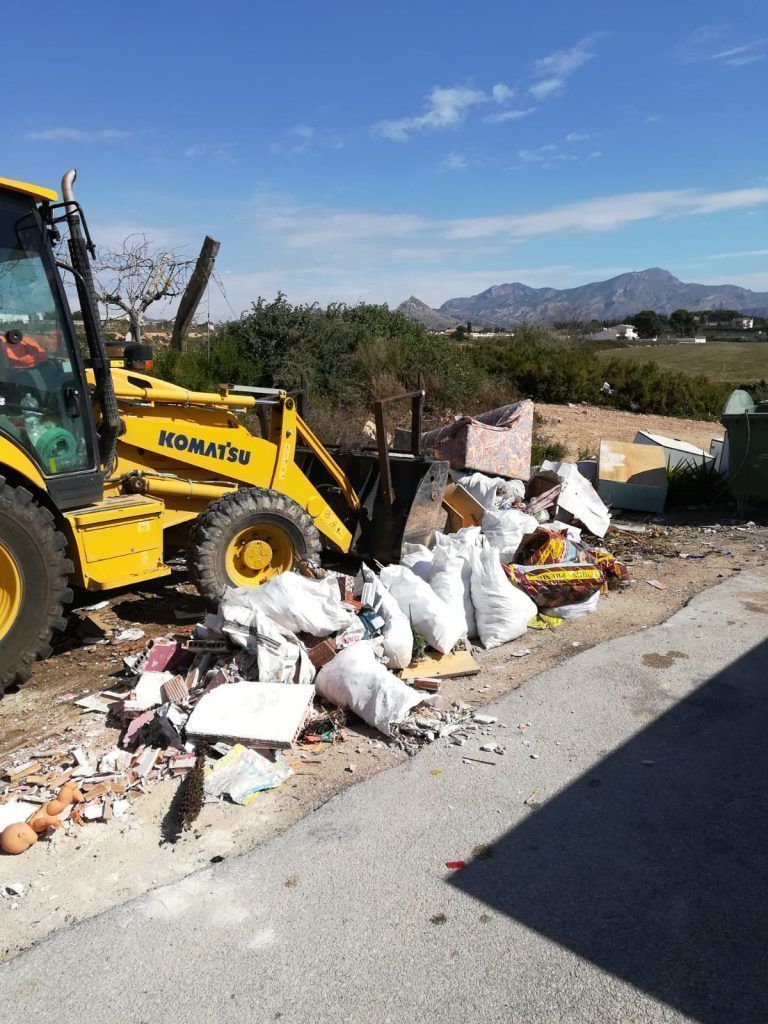 Ayuntamiento de Novelda Residuos-04-1-768x1024 Los servicios de limpieza recogen más de 28.000 kilos de residuos incontrolados a pesar del confinamiento 