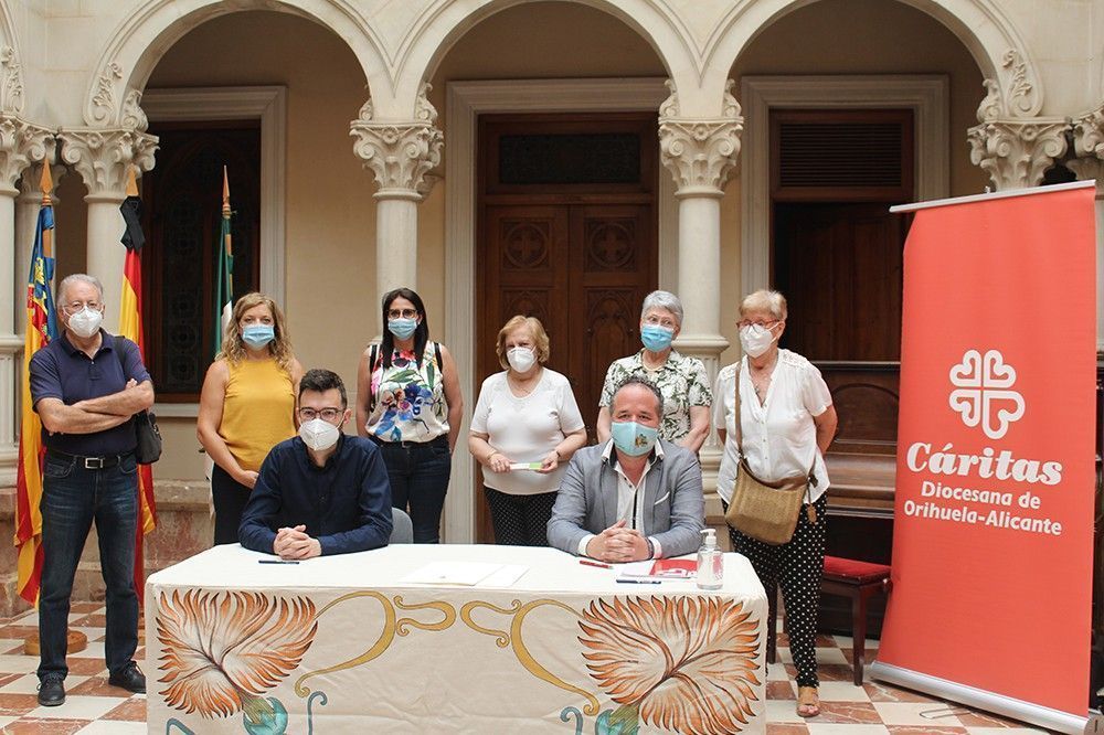 Ayuntamiento de Novelda 07 L'Ajuntament signa un nou conveni de col·laboració amb Càritas 