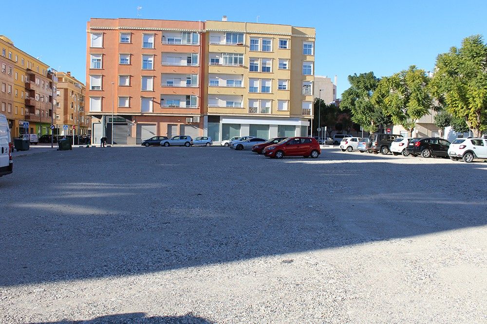 Ayuntamiento de Novelda 02-6 Trànsit millora els solars destinats a aparcament de la zona de Mª Cristina 