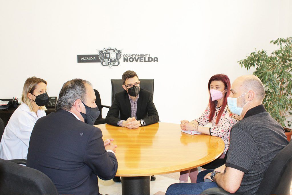 Ayuntamiento de Novelda 02-21-1024x683 El alcalde aborda con el presidente de Facpyme nuevas propuestas para la reactivación del comercio local 