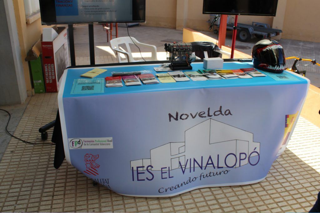 Ayuntamiento de Novelda 10-1024x683 El IES La Mola acoge la decimocuarta edición de la Feria de Formación y Empleo 