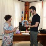 Ayuntamiento de Novelda 09-betania-alcalde-150x150 El alcalde recibe el primer ejemplar de Betania 2022 de manos de su directora Concha Navarro 