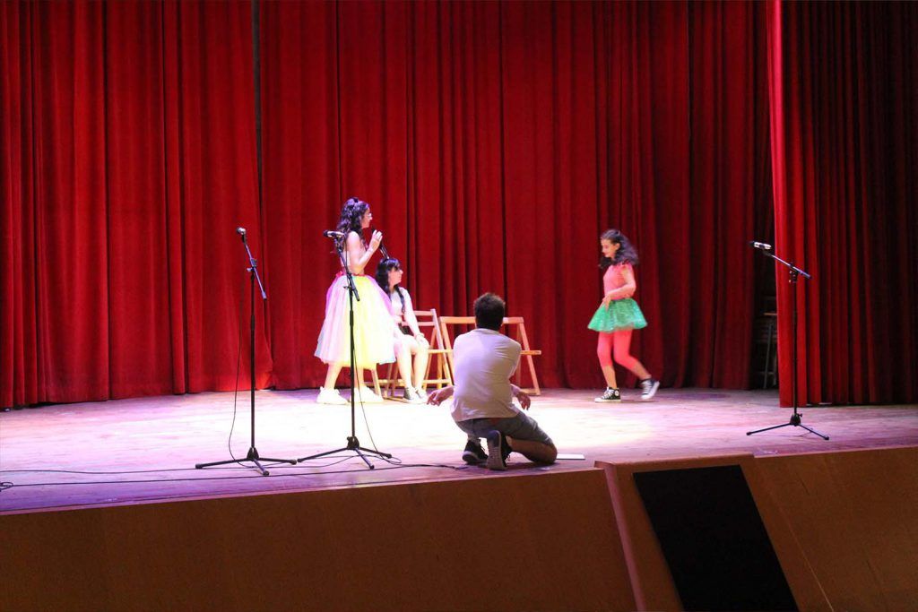 Ayuntamiento de Novelda teatro-3-1024x683 El grup del taller de teatre del Casal de la Joventut estrena l'obra El Somni d'una Nit d'Estiu 