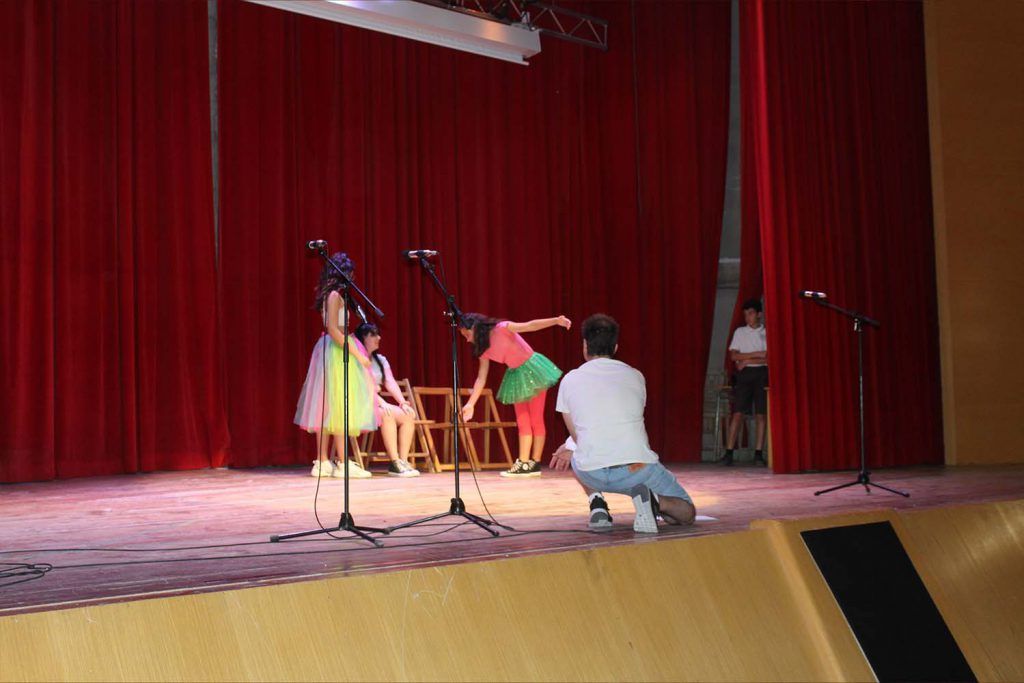 Ayuntamiento de Novelda teatro-4-1024x683 El grup del taller de teatre del Casal de la Joventut estrena l'obra El Somni d'una Nit d'Estiu 
