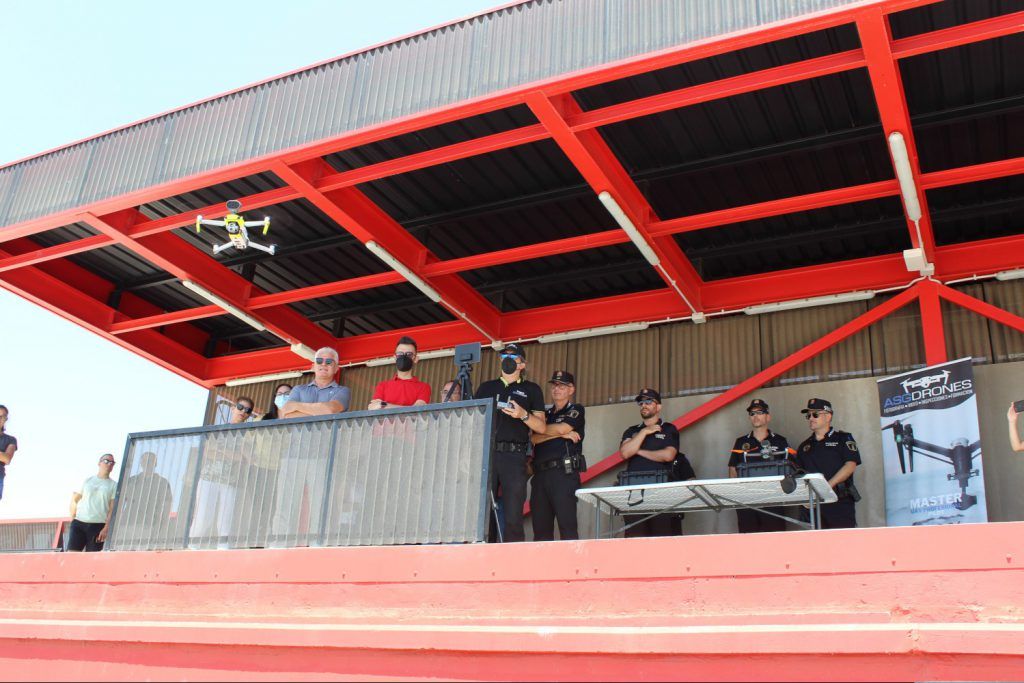 Ayuntamiento de Novelda 02-drones-policía-1-1024x683 La Policía Local de Novelda pone en funcionamiento la nueva Unidad de Drones 