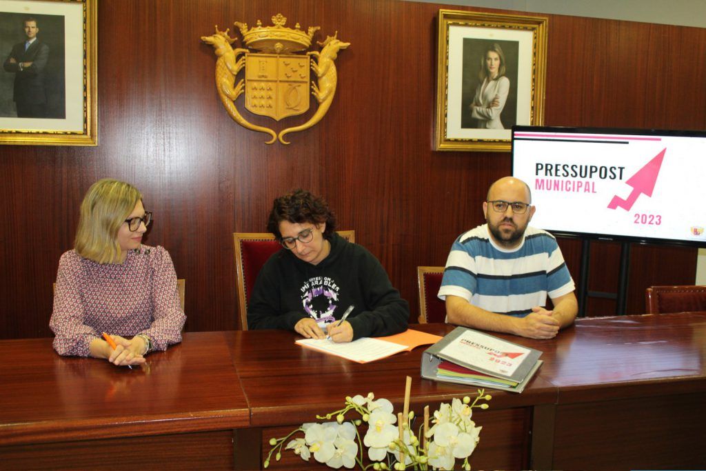 Ayuntamiento de Novelda 05-Firma-Apoyo-Presupuestos-1024x683 L'equip de govern tanca acords amb Guanyar i Compromís per a l'aprovació del pressupost 