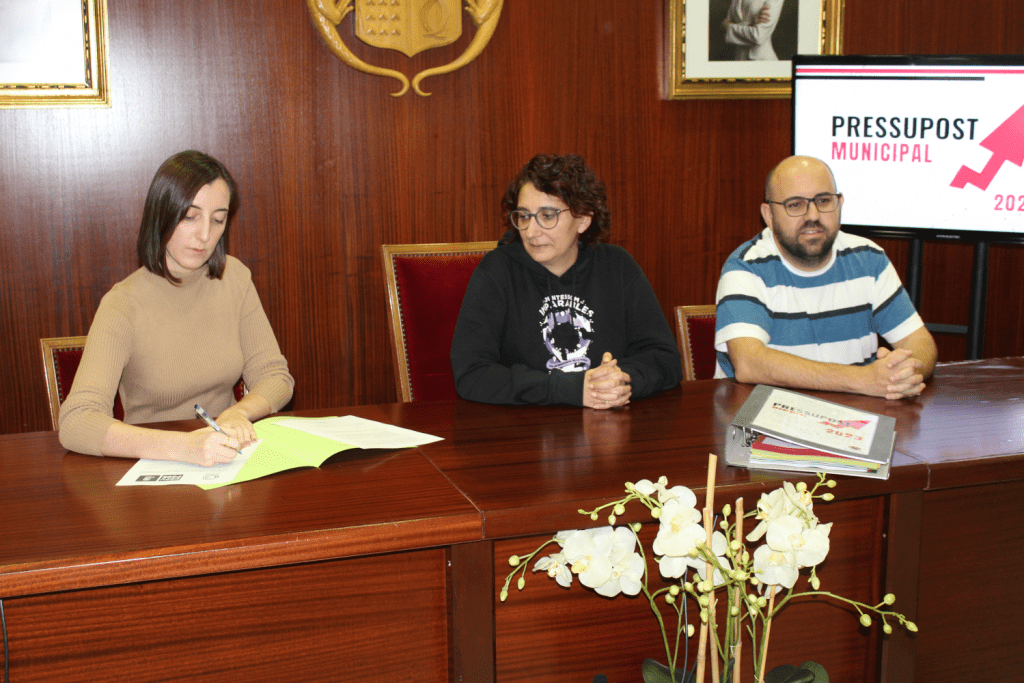 Ayuntamiento de Novelda 09-firma-apoyo-presupuesto-1024x683 L'equip de govern tanca acords amb Guanyar i Compromís per a l'aprovació del pressupost 