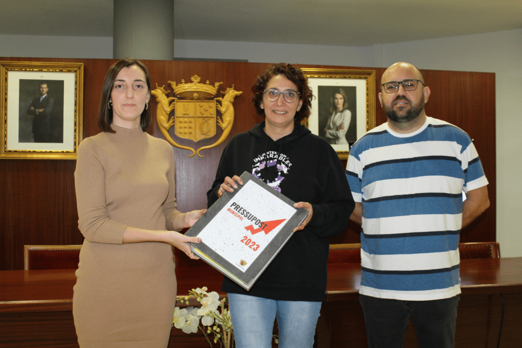 Ayuntamiento de Novelda 12-firma-apoyo-presupuesto-1024x683 L'equip de govern tanca acords amb Guanyar i Compromís per a l'aprovació del pressupost 