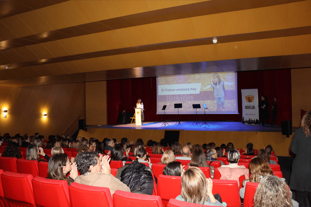 Ayuntamiento de Novelda 03-charla-motivacional-1024x683 El Centro Cívico acoge la conferencia de Luis Galindo “Seguir construyendo juntos un futuro ilusionante” 