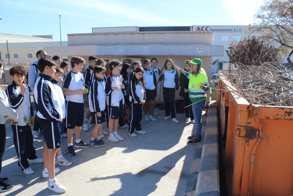 Ayuntamiento de Novelda 02-Visita-ecoparque-1024x683 El Ecoparque recibe la visita de los escolares en el marco del Programa de Educación Ambiental Municipal 