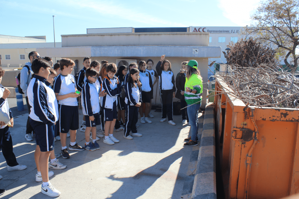Ayuntamiento de Novelda 03-Visita-ecoparque-1024x683 El Ecoparque recibe la visita de los escolares en el marco del Programa de Educación Ambiental Municipal 