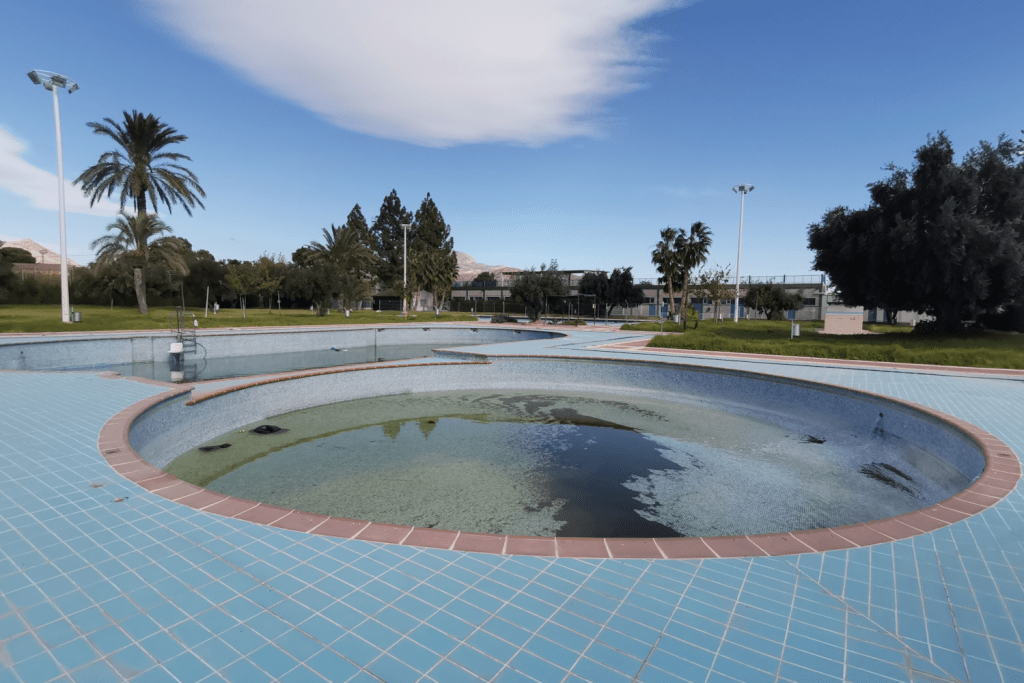 Ayuntamiento de Novelda 1-5-1024x683 Se signa l'acta per a l'inici de les obres de reforma de les piscines municipals 
