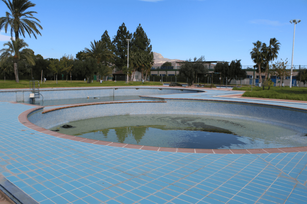 Ayuntamiento de Novelda 3-4-1024x683 Se signa l'acta per a l'inici de les obres de reforma de les piscines municipals 