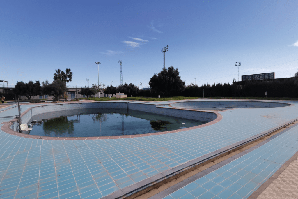 Ayuntamiento de Novelda 5-4-1024x683 Se signa l'acta per a l'inici de les obres de reforma de les piscines municipals 