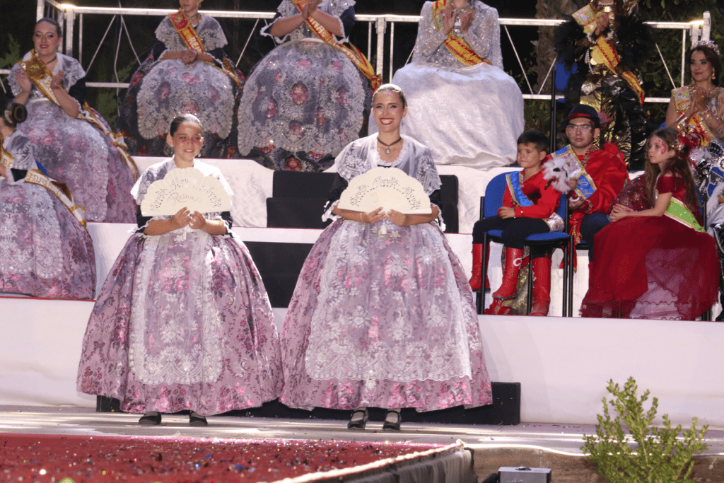 Ayuntamiento de Novelda Pregón-8-1-1024x683 La suerte del abanico convierte a Lucía Sánchez y Soraya Benítez en reinas de las fiestas de Novelda 