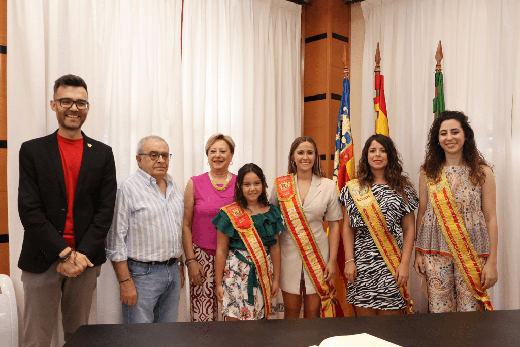 Ayuntamiento de Novelda Recepción-Oro-cargos-24-14-1024x683 Les màximes representants de les festes en el Llibre d'Or de la ciutat 