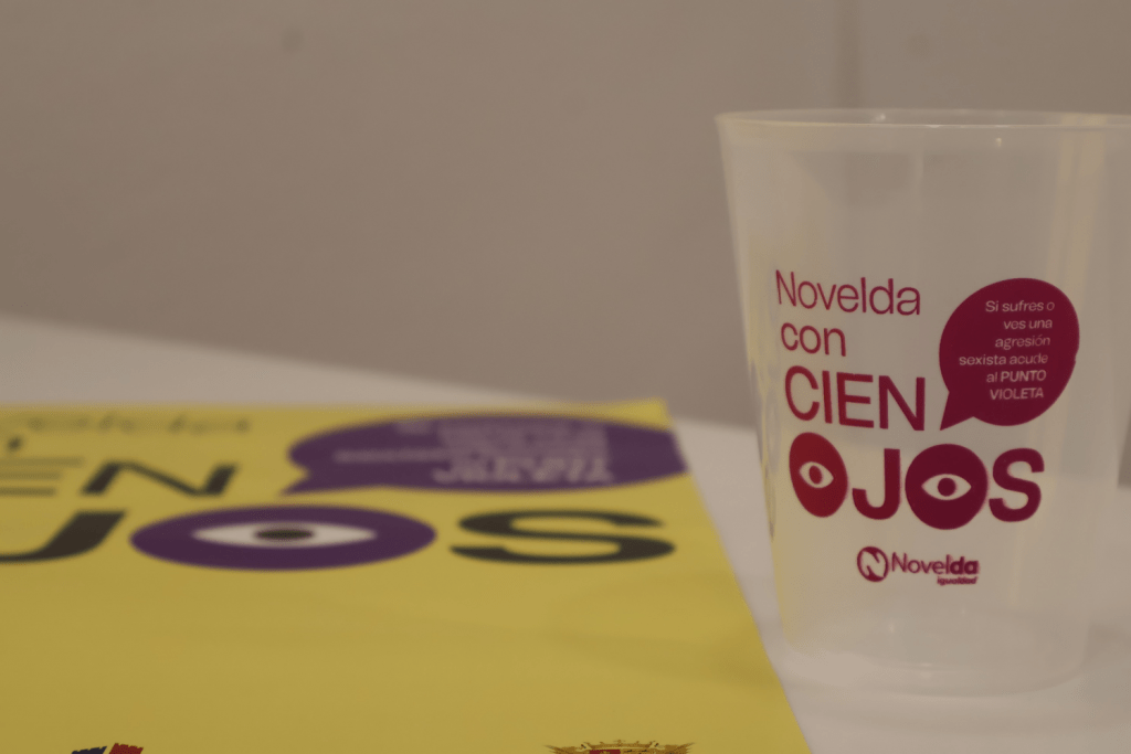 Ayuntamiento de Novelda Vasos-Igualdad-2-1024x683 Igualtat presenta gots reutilitzables en el marc de la campanya per a la prevenció de la violència sexista durant les festes 